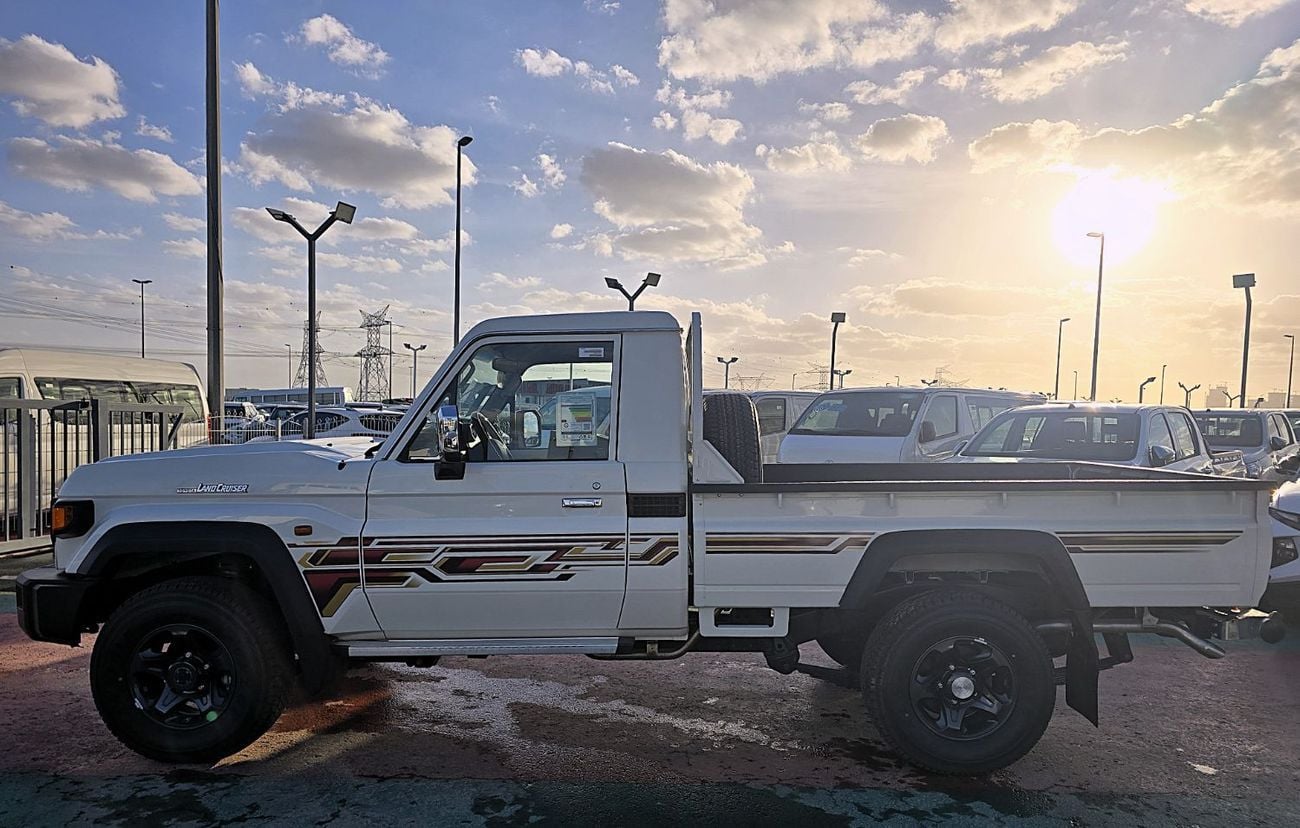 Toyota Land Cruiser Pick Up SC 4.0L Toyota L.C Single cabin Pick Up 4.0l petrol v6 M/T 4WD Gcc specs  2025 Model