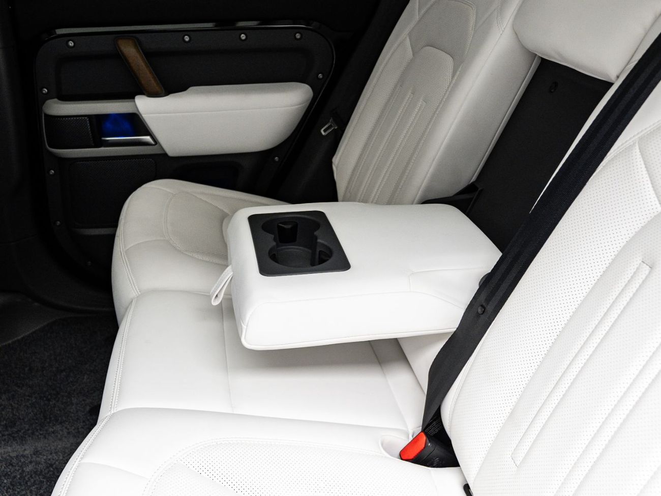 Land Rover Defender P400 110 HSE 3.0L (5 Seater)