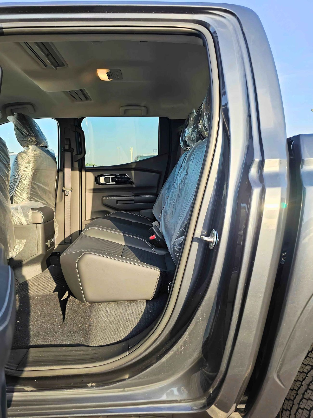 Mitsubishi L200 SPORTERO / 2.4L DSL/ A/T / FULL OPTION WITH BADGE/ 4WD (CODE # SPORTERO)