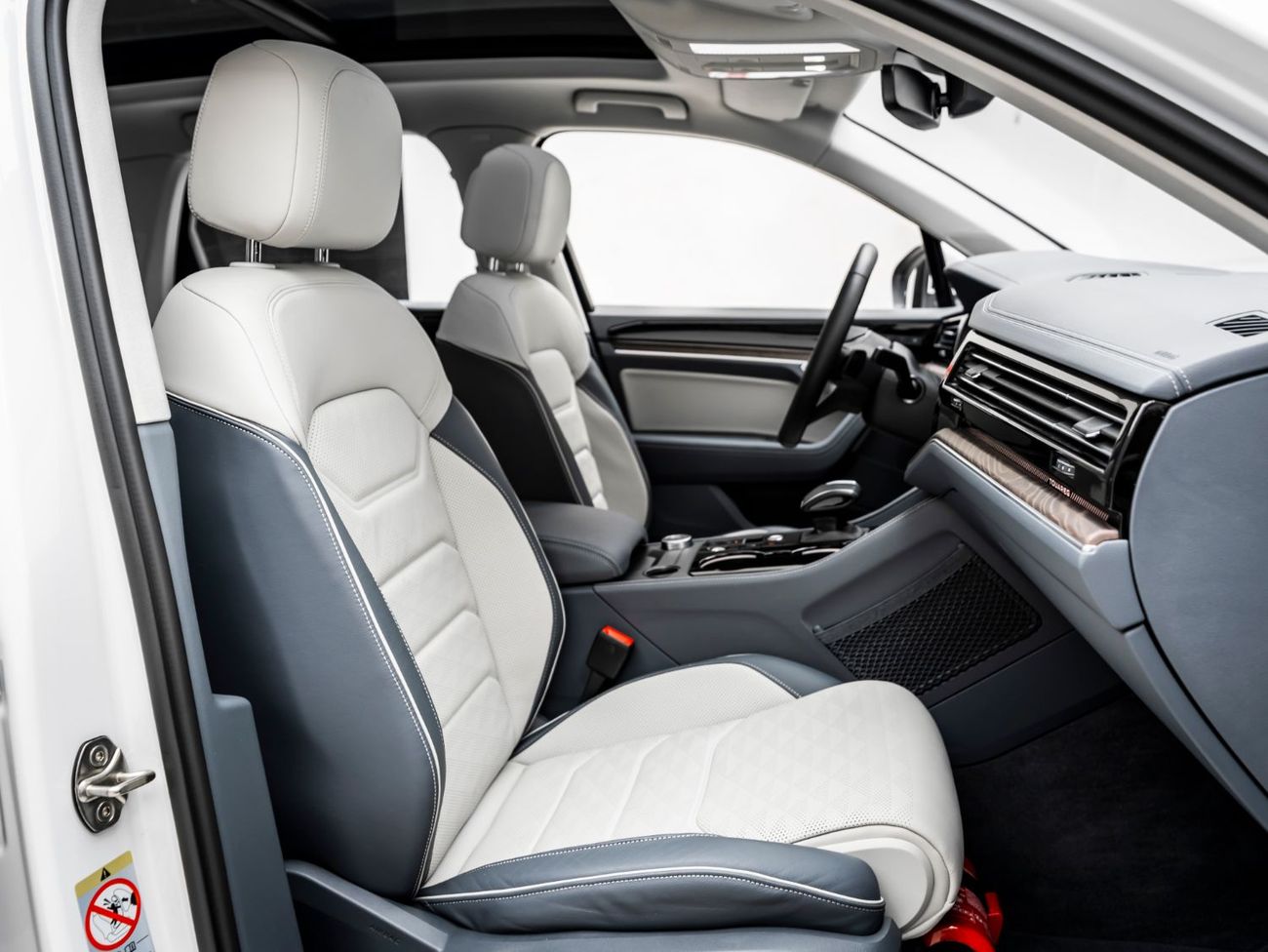 Volkswagen Touareg Comfortline 3.0L 2024 Volkswagen Touareg Comfortline, 2027 Volkswagen Warranty + Service Contract, L