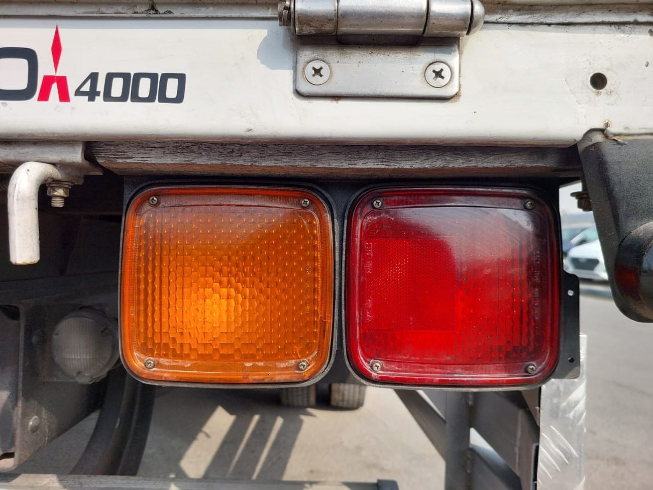 Mitsubishi Fighter MITSUBISHI FIGHTER TRUCK RHD 1998 MODEL 8.2 L DIESEL MANUAL(PM40025)