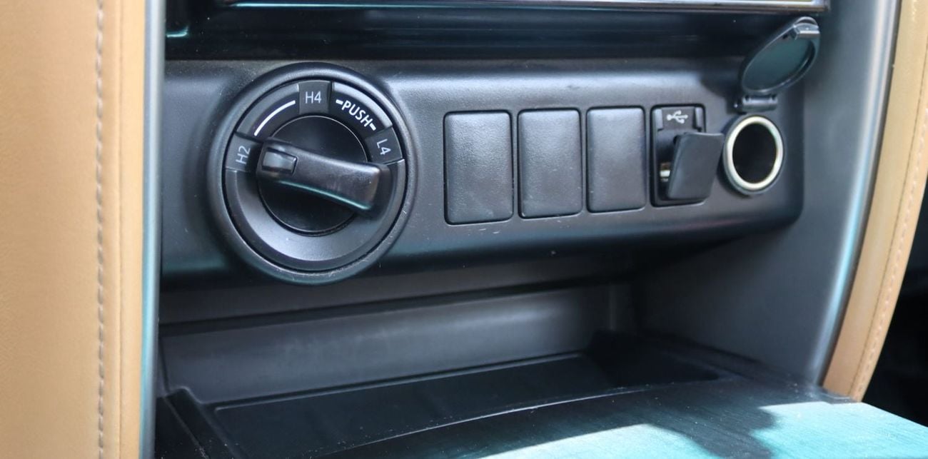 Toyota Fortuner GXR ACCIDENTS FREE - GCC- V6 - GXR - ORIGINAL PAINT - PERFECT CONDITION INSIDE OUT