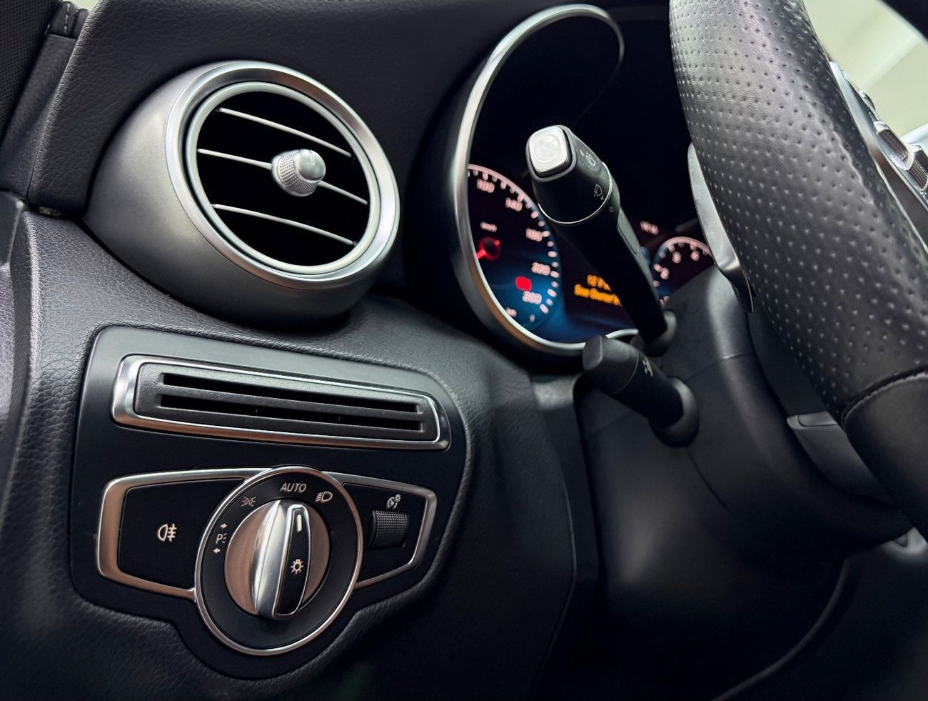 مرسيدس بنز C 200 GCC .. FSH .. AMG .. Perfect Condition .. Panoramic