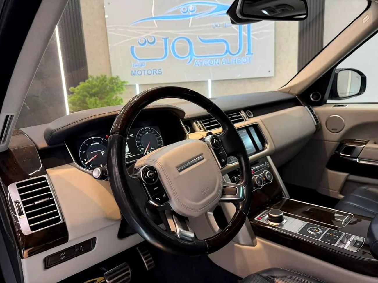 Land Rover Range Rover Supercharged 5.0L SUPERCHARGED VOGUE V8 || GCC II FULLY LOADED || AMAZING || VERY NEAT || LOW MILEAG