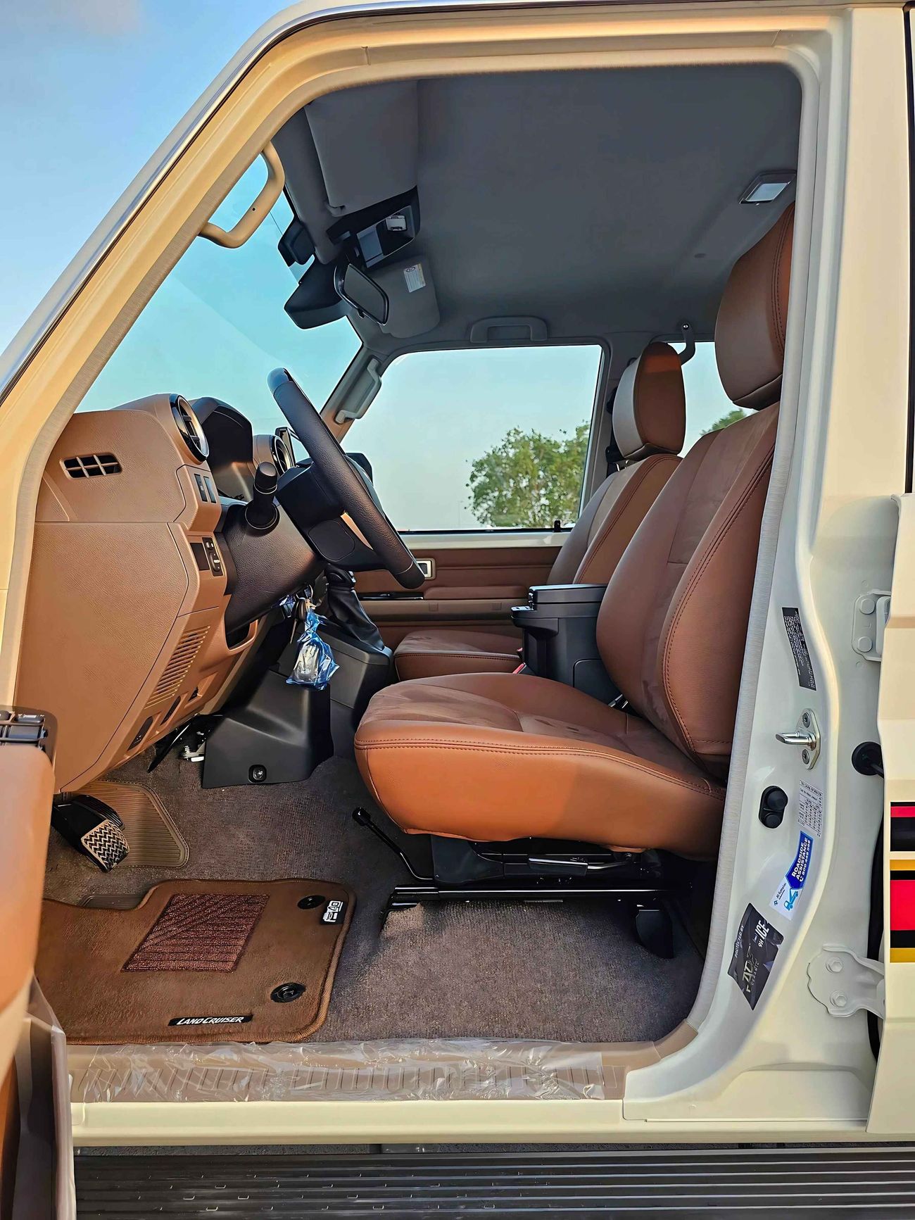 Toyota Land Cruiser 70 4.0L A/T PETROL | TOP VARIANT | DIFF LOCK | REFRIGETOR | WINCH (CODE # 68001)