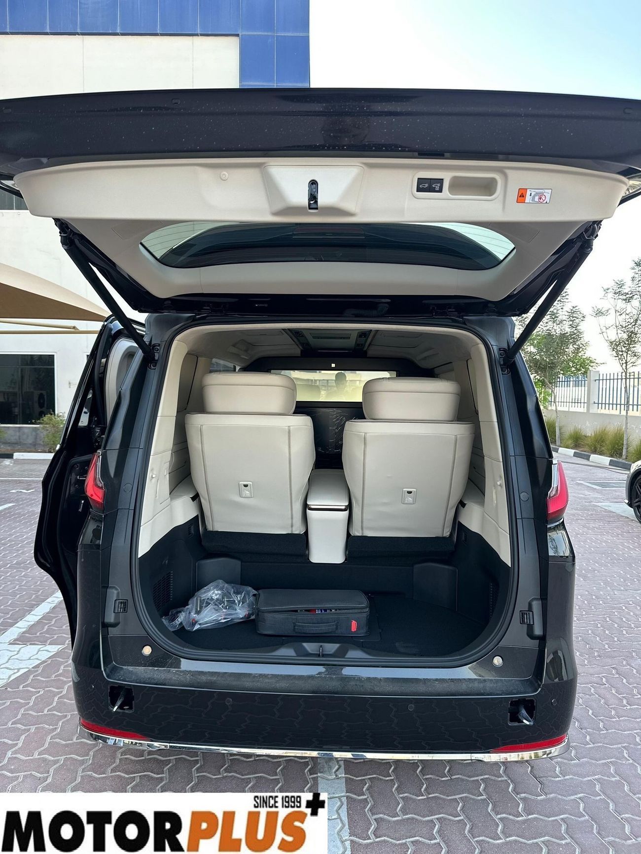 لكزس LM 350h Hybrid 4 Seater 2025 - Ready Stock!