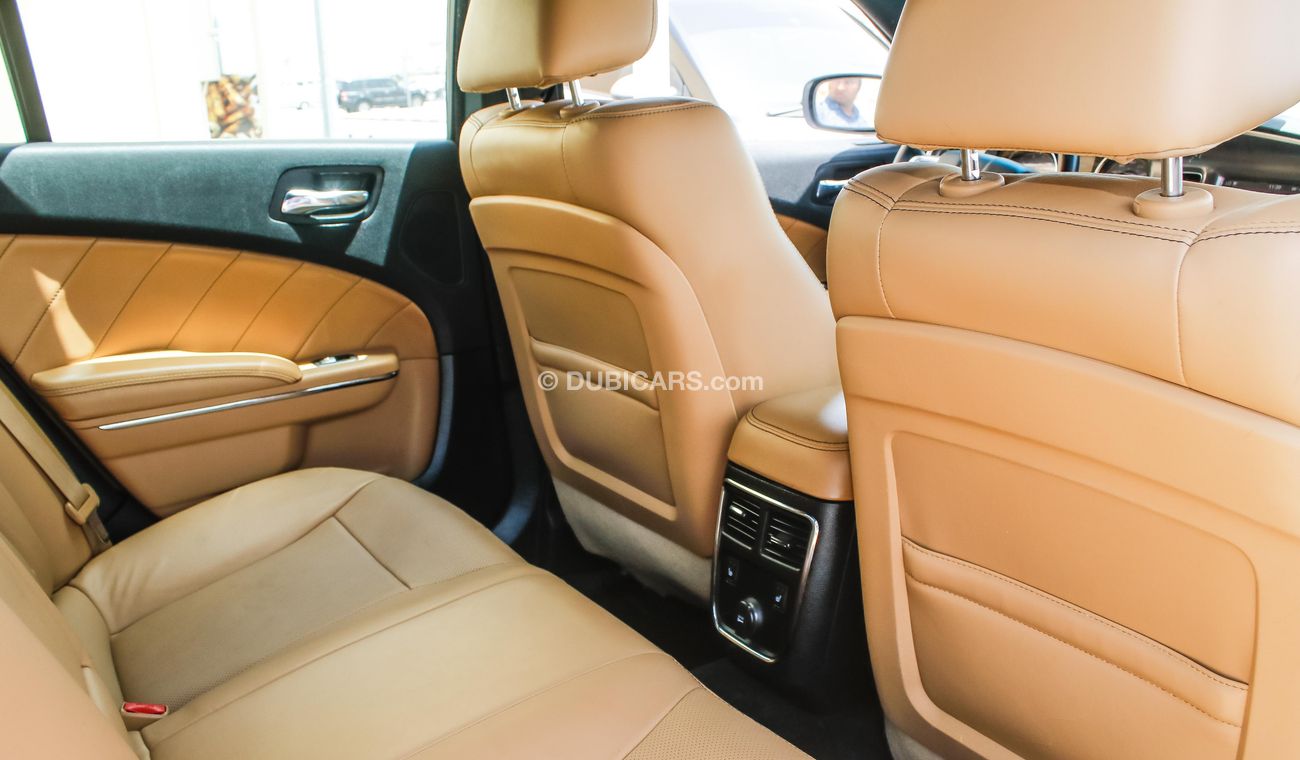 دودج تشارجر 2013 Hemi Rt Full options American specs sunroof DVD camera leather interiors