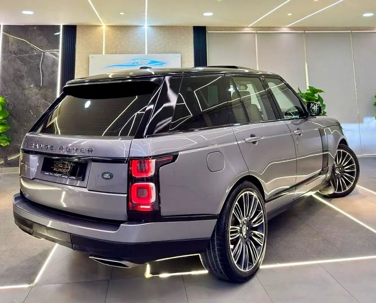 Land Rover Range Rover FACELIFT RR VOGUE || SUPERCHARGED || GCC SPECS || TOP RANGE || PANORAMIC