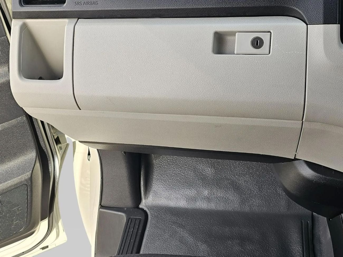 تويوتا هاياس High-roof passenger Van DSL 2.8L Diesel Engine Automatic Gear 2WD 11 Deats 5 Doors