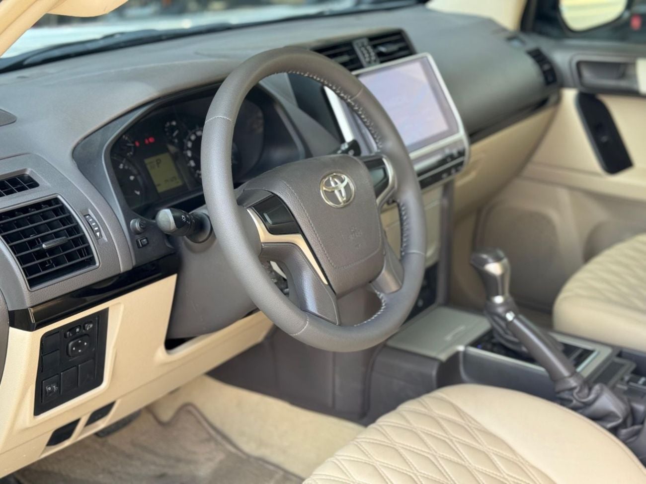 تويوتا برادو V6 4.0L / GCC / 4X4 / BIG SCREEN / FRIDGE / 7 SEATER / IN PERFECT CONDITION