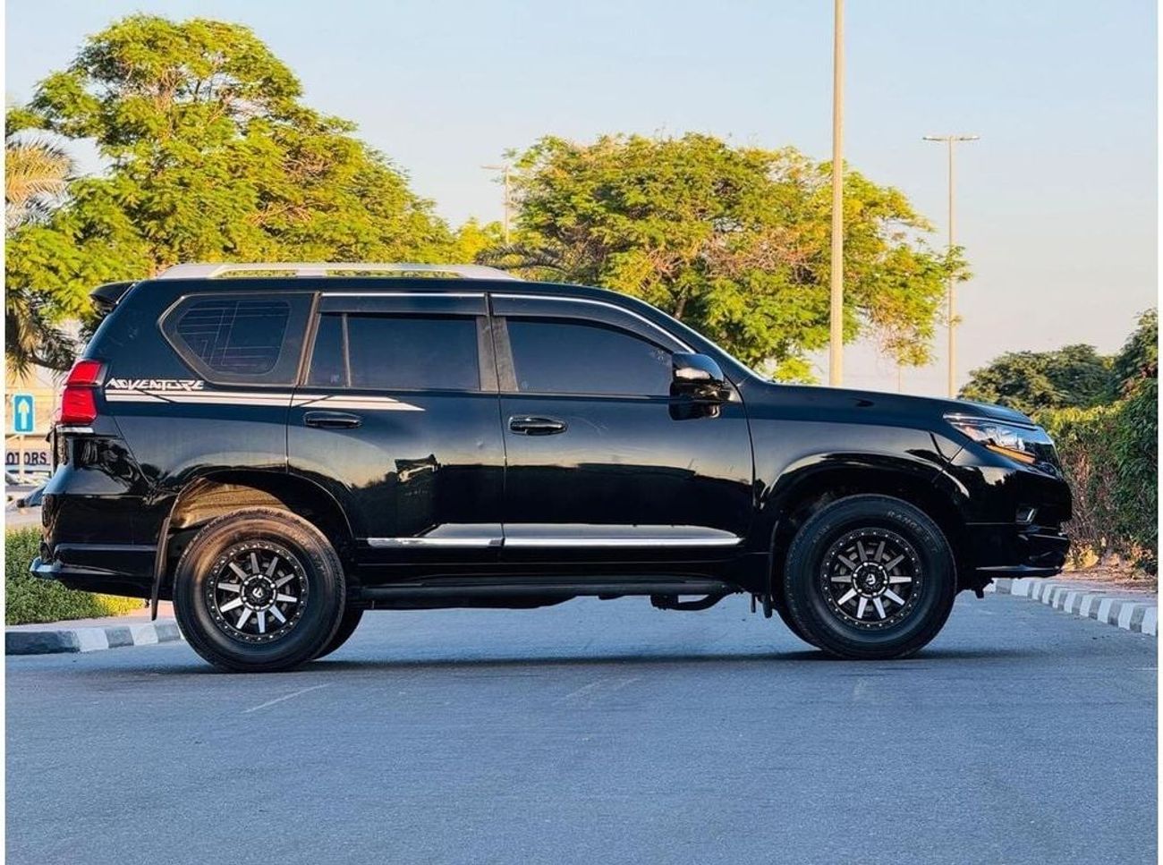 تويوتا برادو 2017 VXR Full Option Sunroof | Cool Box | Electric Seats | Leather Seats Very Clean and Perfect Titl