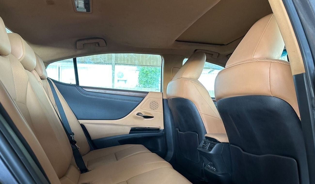 Lexus ES300h Hybrid 2.5L 4 Cylinders 2023 American Specs Low Mileage