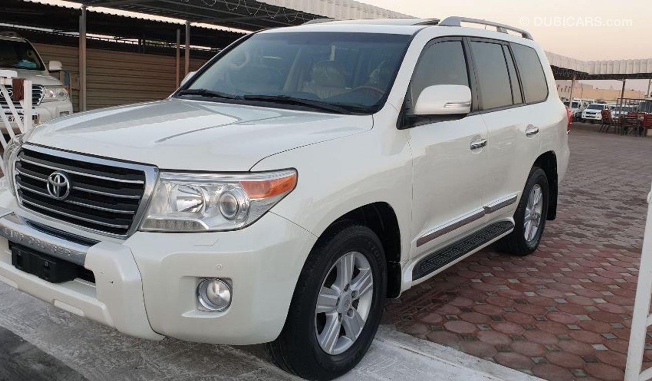 Toyota Land Cruiser تويوتا لاند كروزر موديل 2013 بحالة ممتازة 6 سلندر