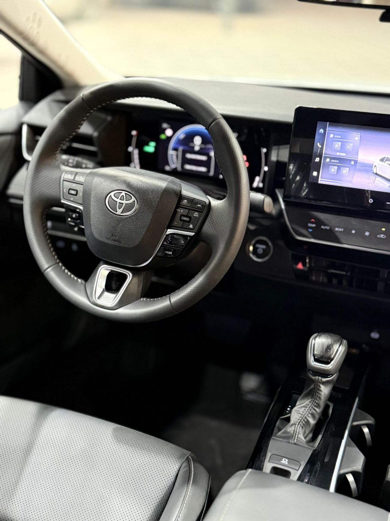 Toyota Camry (*تويوتا كامري هايبرد/ لاكجري*) *موديل* : 2025 *السعر* : 105.000 درهم  *ممشي* : صفر ك/م  (*مواصفات خ