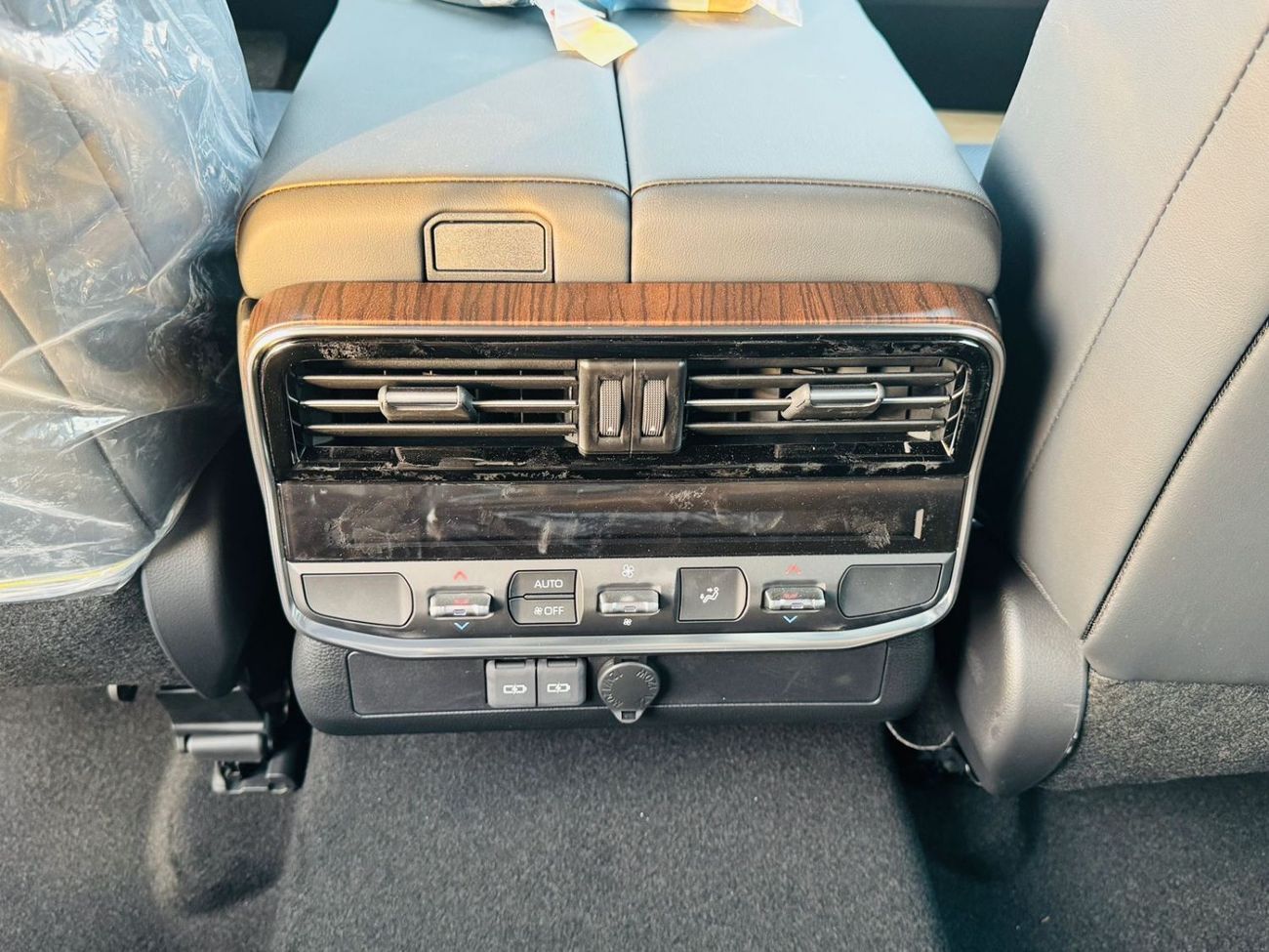 Toyota Land Cruiser TOYOTA LC300 VX 3.5L PTR  GCC A/T F/O WHITE 2025