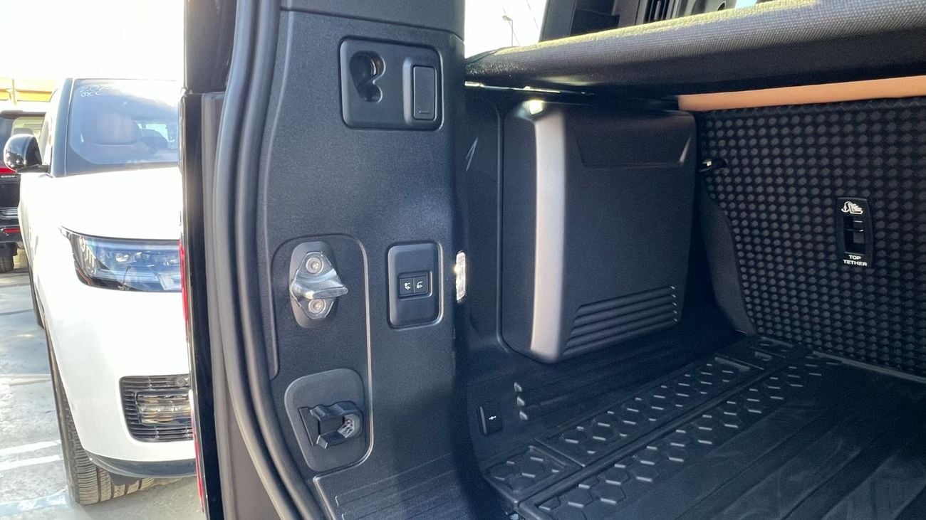 Land Rover Defender P400 110 X-Dynamic HSE 3.0L (5 Seater)