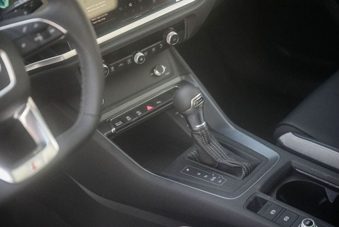 Audi Q3 2024 Audi Q3 40TFSI  S-Line SUV 2.0L White 0Km