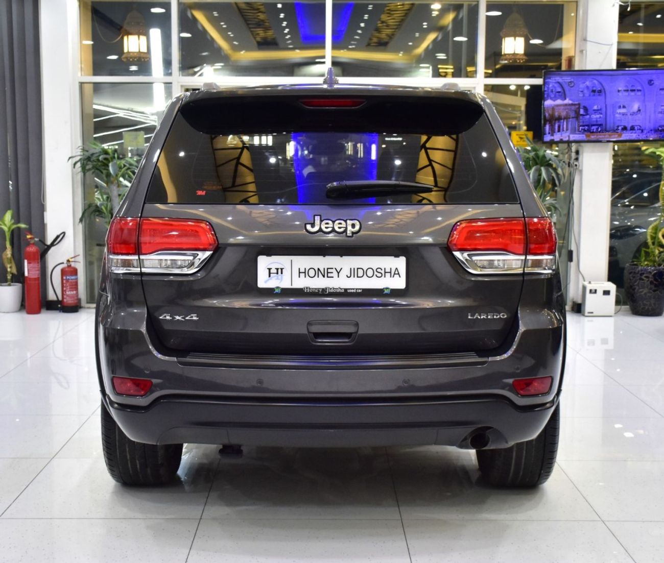 جيب جراند شيروكي EXCELLENT DEAL for our Jeep Grand Cherokee Laredo 4x4 ( 2017 Model ) in Grey Color GCC Specs