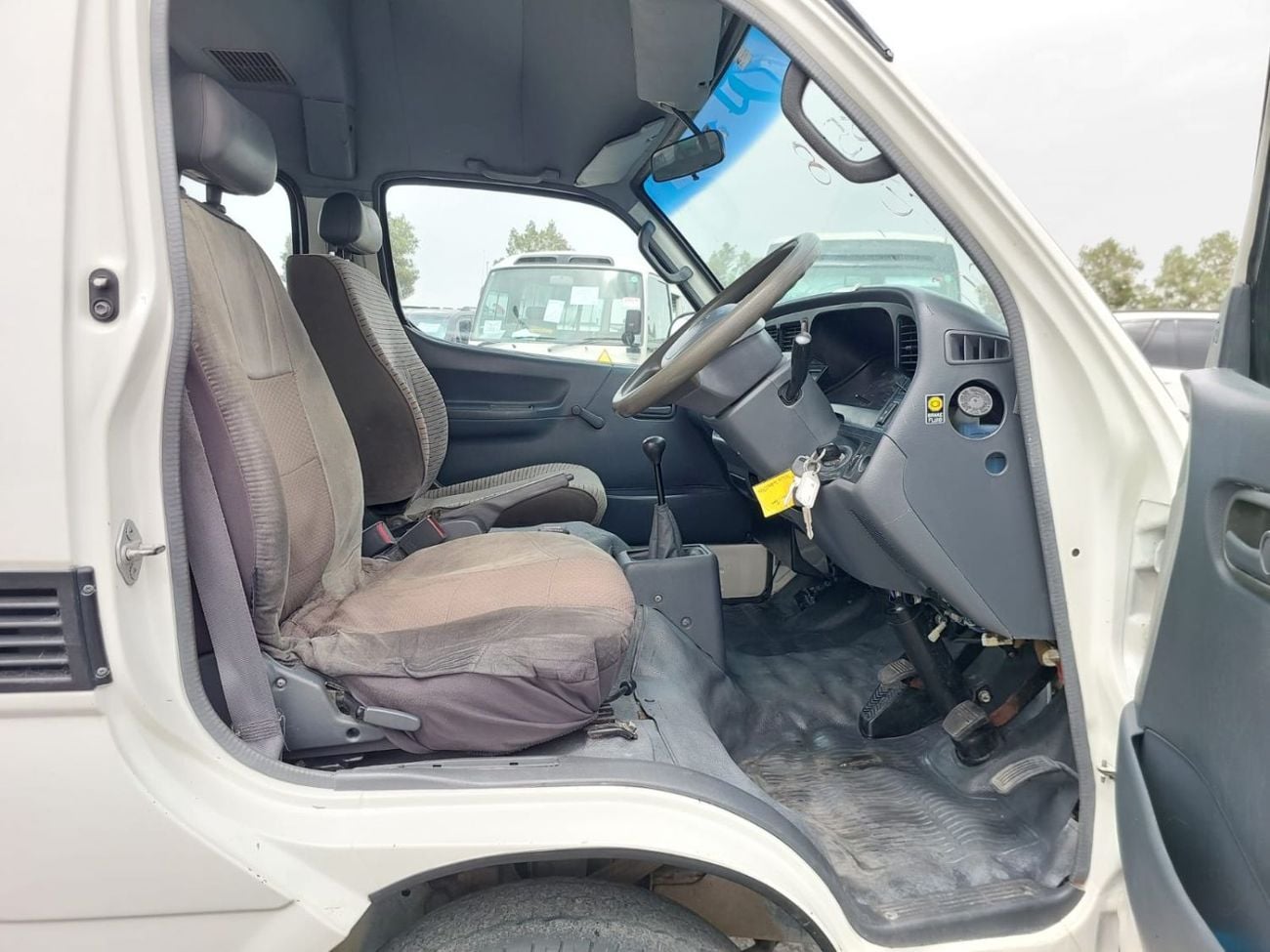 تويوتا هاياس TOYOTA HIACE VAN RHD 2000 MODEL 2.4 L PETROL MANUAL(PM02940)