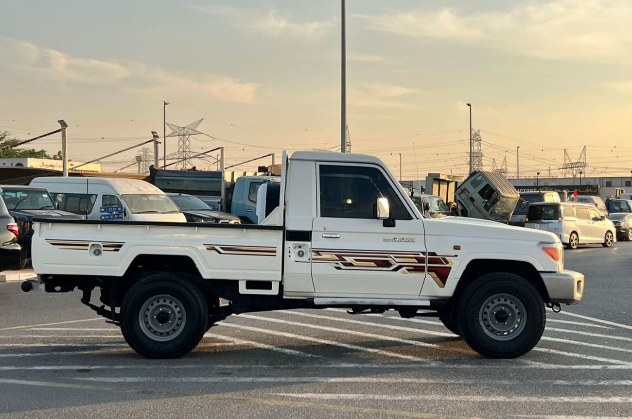 تويوتا لاند كروزر بيك آب 2018 Toyota Land Cruiser Pick up - Single Cabin - 4.0L V6 - AWD 4x4 - Patrol Manual - Fully Maintain