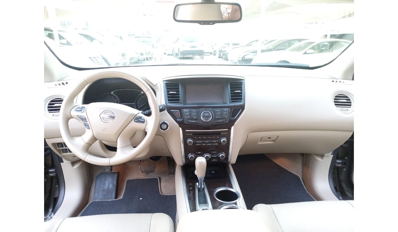 Nissan Pathfinder Gulf model 2014 leather panorama cruise control screen camera electric chair in excellent condition