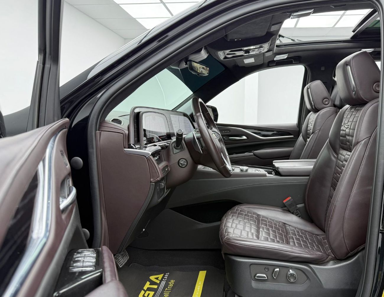 كاديلاك إسكالاد Escalade-V 6.2L 2023 Cadillac Escalade V, 2027 Cadillac Warranty + Service Pack, 7 Seater, Excellent