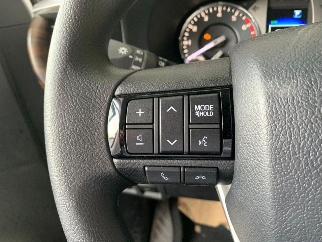 تويوتا هيلوكس TOYOTA HILUX SR5 2.7L V4 WITH PUSH START & REAR CAMERA