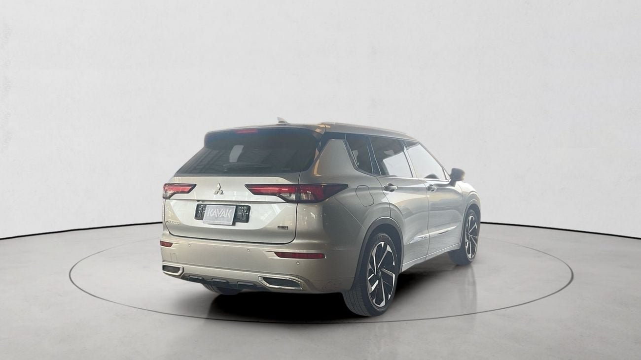 ميتسوبيشي آوتلاندر 2.5 GLX AUTO 4WD 7SEAT PREMIUM LAUNCH ED | شامل الضمان | 0 ﺪﻔﻋﺓ ﺃﻮﻟﻯ