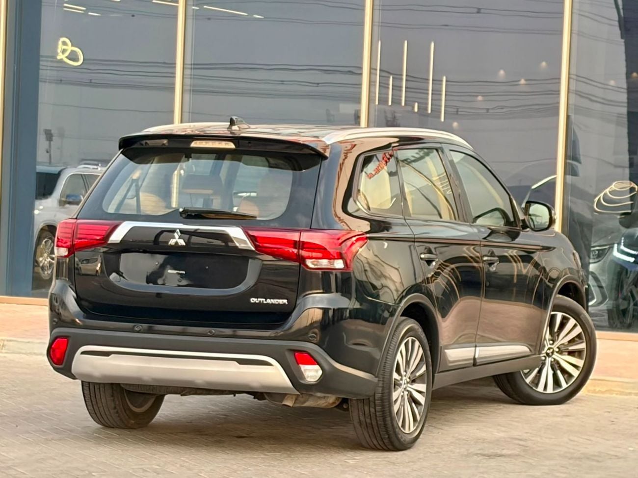 Mitsubishi Outlander GLX HIGHLINE FABRIC 820-Monthly l GCC l 4WD , Cruise, Camera l Accident Free