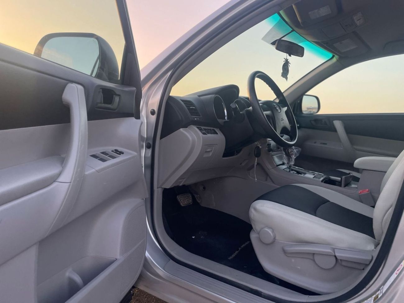 Toyota Highlander 2012 Toyota Highlander – 3.5L V6 – Mid Option – AWD – USA Specs