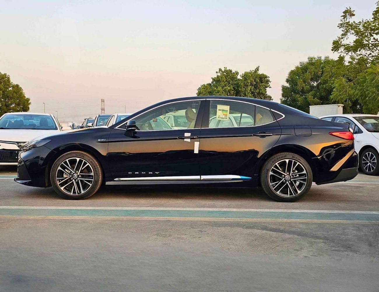 تويوتا كامري LE HYBRID / 2.5L PETROL / PANORAMIC ROOF / MID OPTION / FABRIC SEAT / CODE # LE