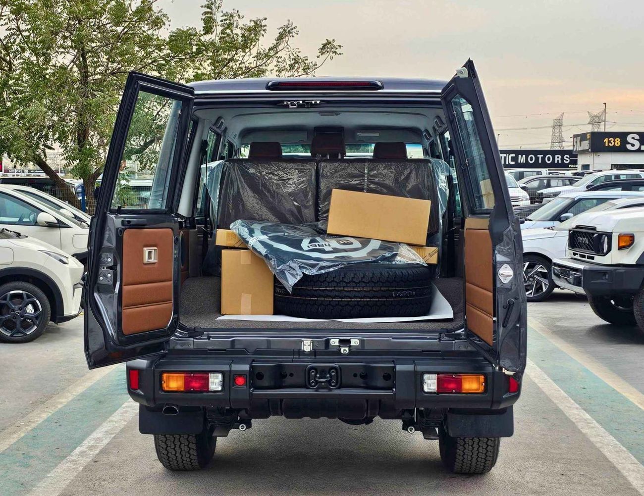 تويوتا لاند كروزر 70 LX LC76 / 4.0L PETROL A/T / DIFFLOCK / WINCH, SNORKEL / REFRIGERATOR / OVER FENDER (CODE # 76PAF)