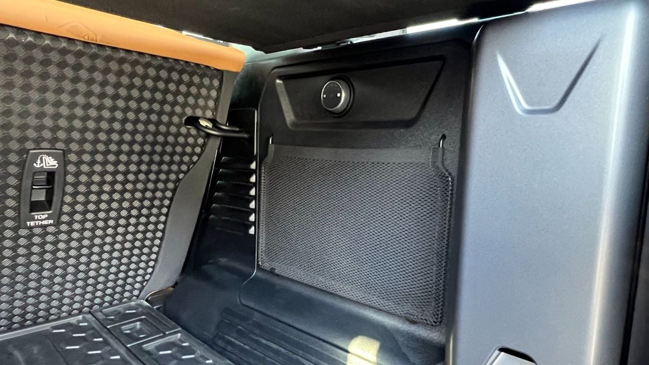 Land Rover Defender P400 110 X-Dynamic HSE 3.0L (5 Seater)