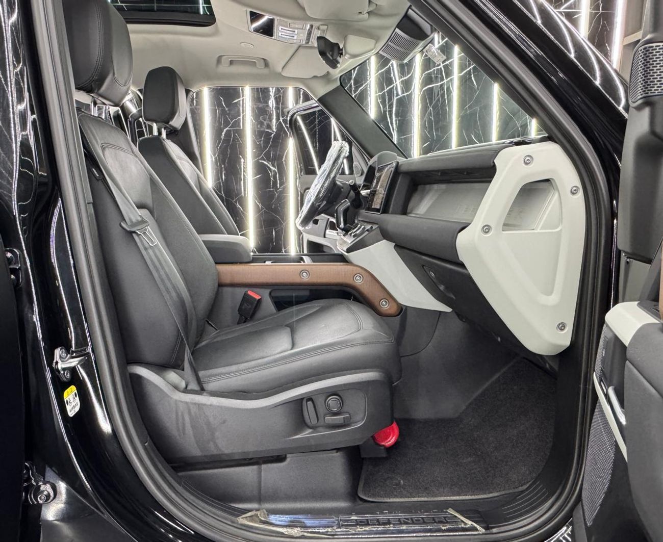 Land Rover Defender 110 SE P400 3.0L 2023 Land Rover Defender, 2028 Land Rover Defender Warranty + Service Pack, GCC