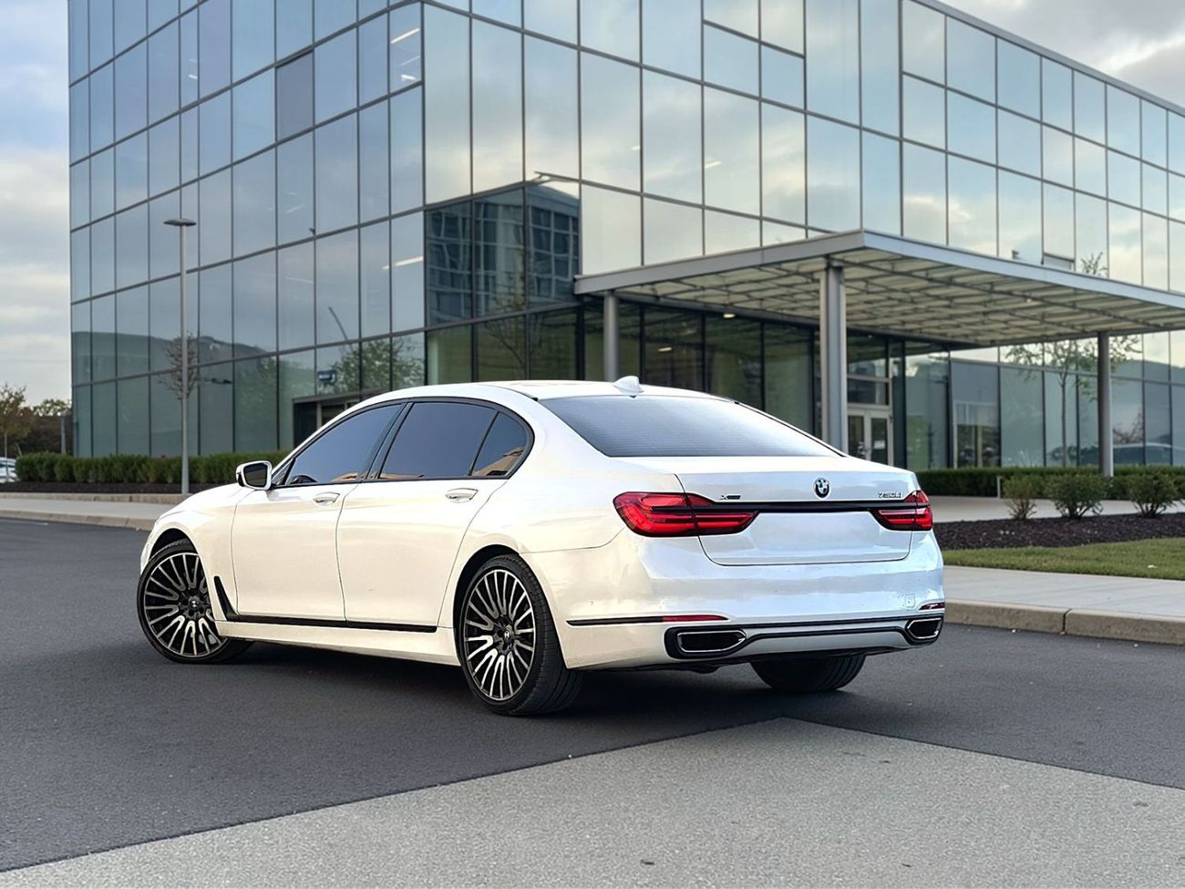 بي أم دبليو 750Li xDrive Executive 4.4L