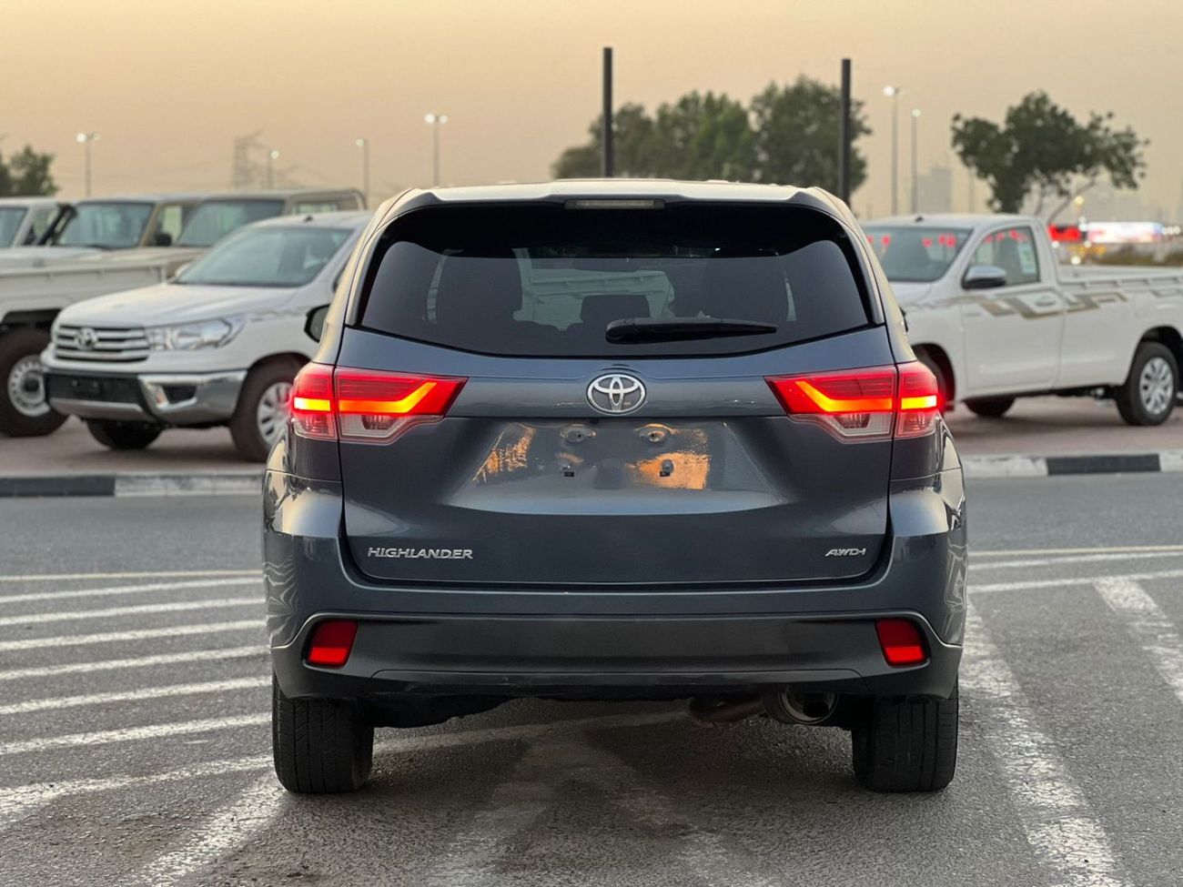 تويوتا هايلاندر 2018 Toyota Highlander Mid Option 2.7L V4 -AWD 4x4 - Rear Camera - Leather Seat