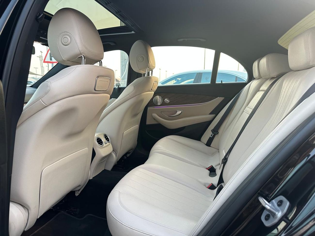 مرسيدس بنز E300 Mercedes E300 _American_2019_Excellent Condition _Full option