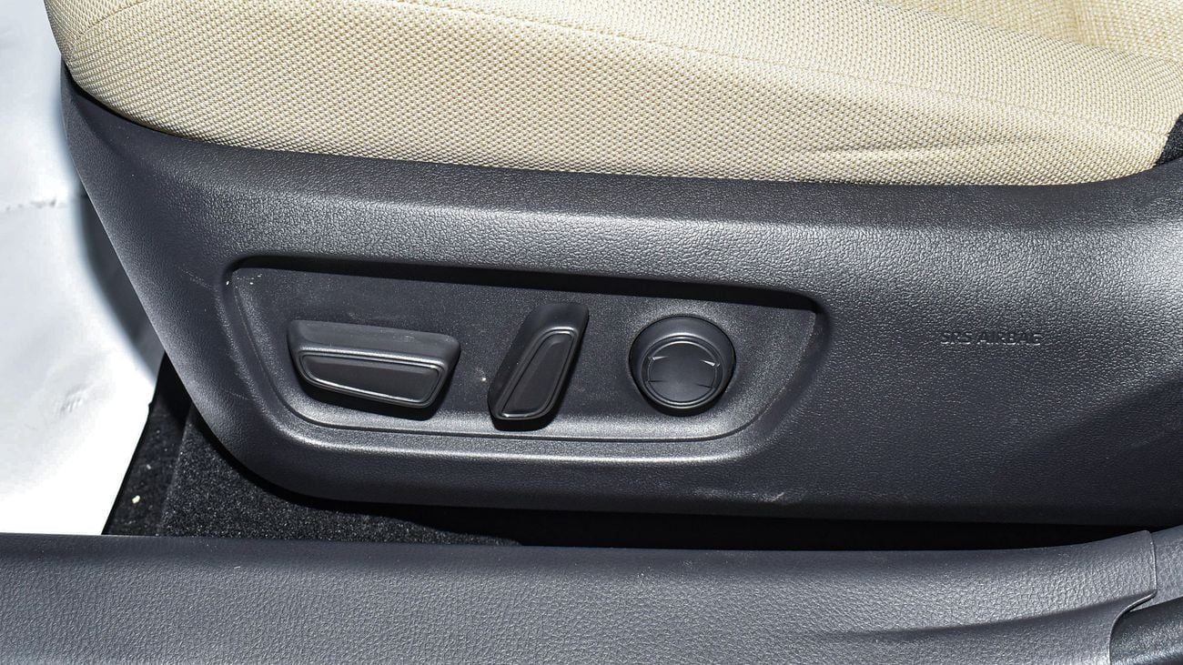 Toyota Camry LE  HEV 2.5L Hybrid