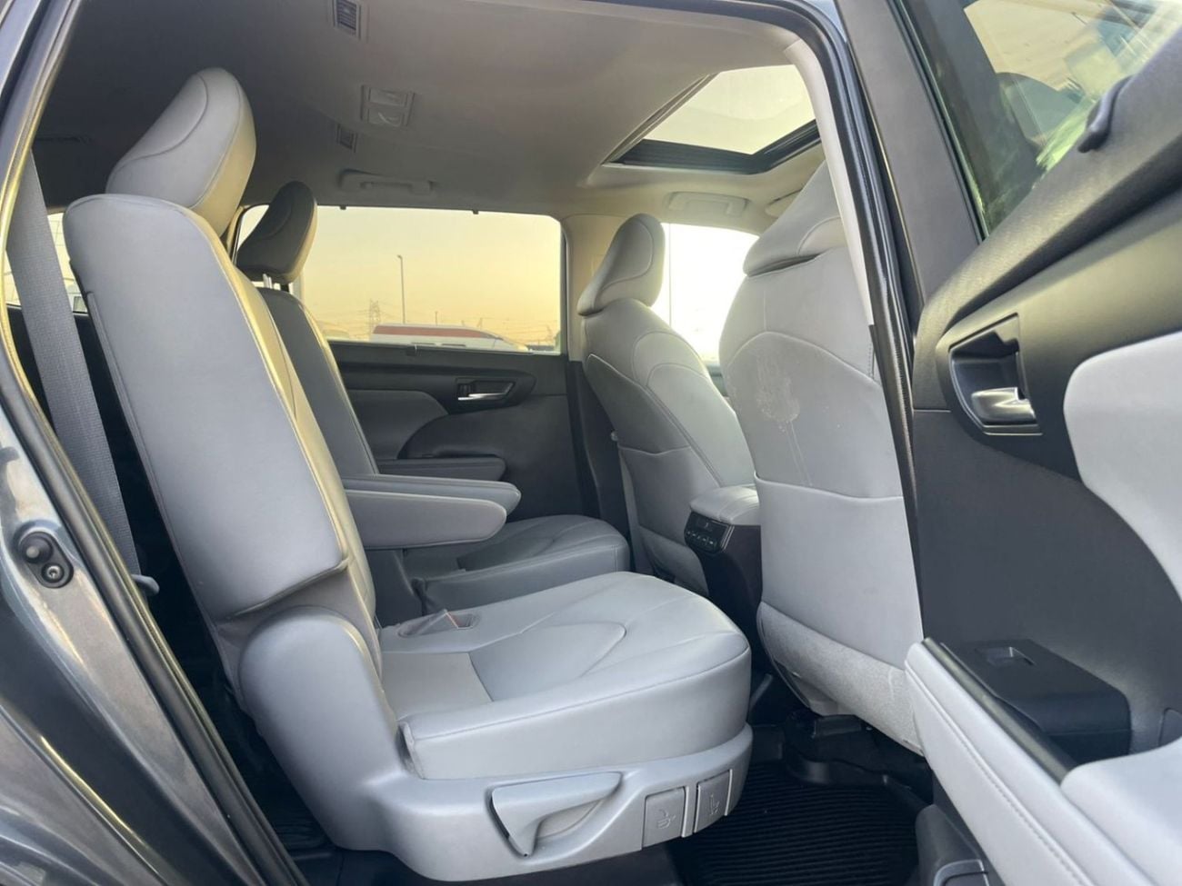 Toyota Highlander 2021 Toyota Highlander XLE Premuim Full Option - 3.5L V6 - AWD 4x4 - Push Start & Sunroof With Wirel