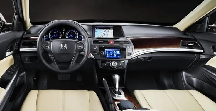 Honda Crosstour interior - Cockpit