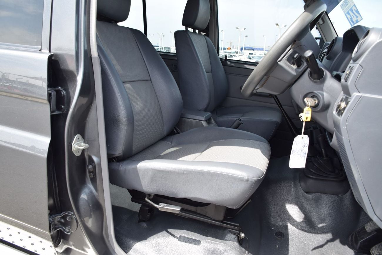 تويوتا لاند كروزر بيك آب 4.5L diesel Manual (export Only)