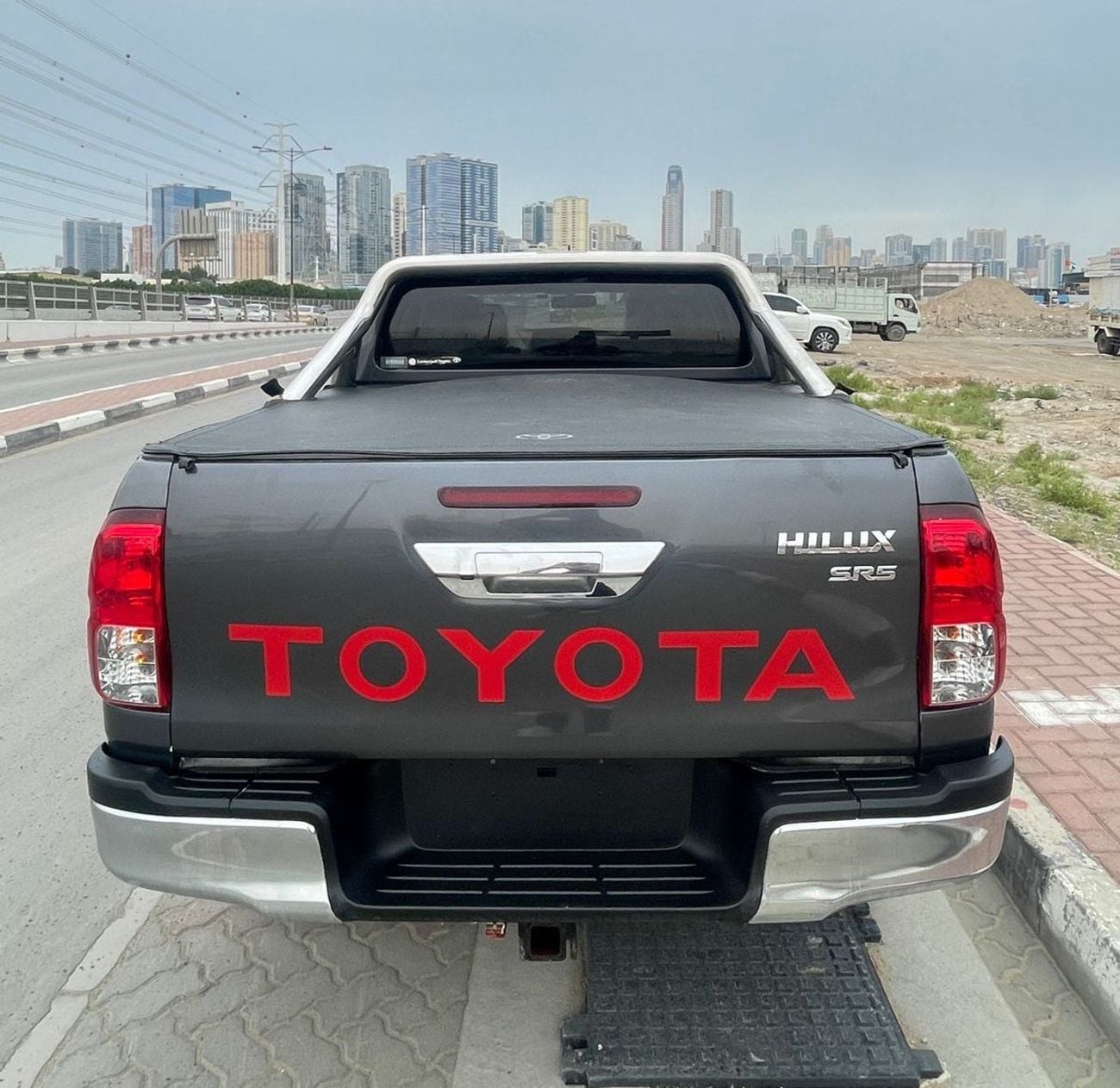Toyota Hilux TOYOTA HILUX PICK UP SR5 YEAR 2017 (GREY ) 4WD AT DIESEL = RIGHT HAND