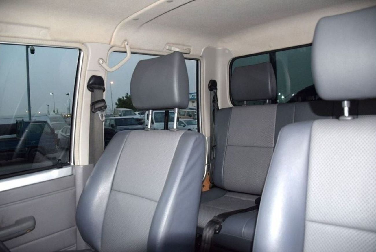 تويوتا لاند كروزر بيك آب 4.5L 8cyl Diesel, Manual, Four Wheel (Right hand)