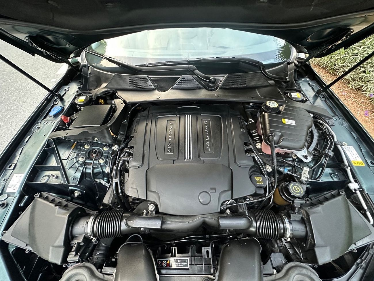 جاكوار XJL 3.0L V6 340 HP | 2014 | GCC Specs | Long Wheelbase Luxury Sedan | 125000 KM | Excellent Condition