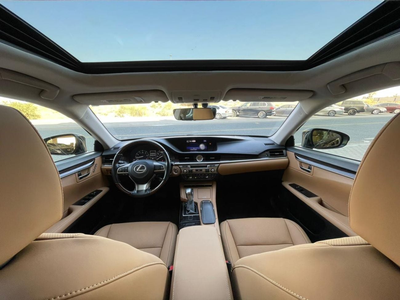 لكزس ES 350 3.5 V6 /PLATINUM / LOW MILEAGE / SCREEN /COOLING AND HEATING SEATS  / IN PERFECT CONDITION