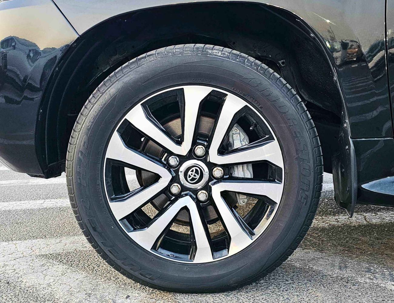 تويوتا لاند كروزر /GXR V6 4.0/ FULL OPTION/  SUNROOF/ LEATHER / GCC / EXPORT ONLY / LOT#77934