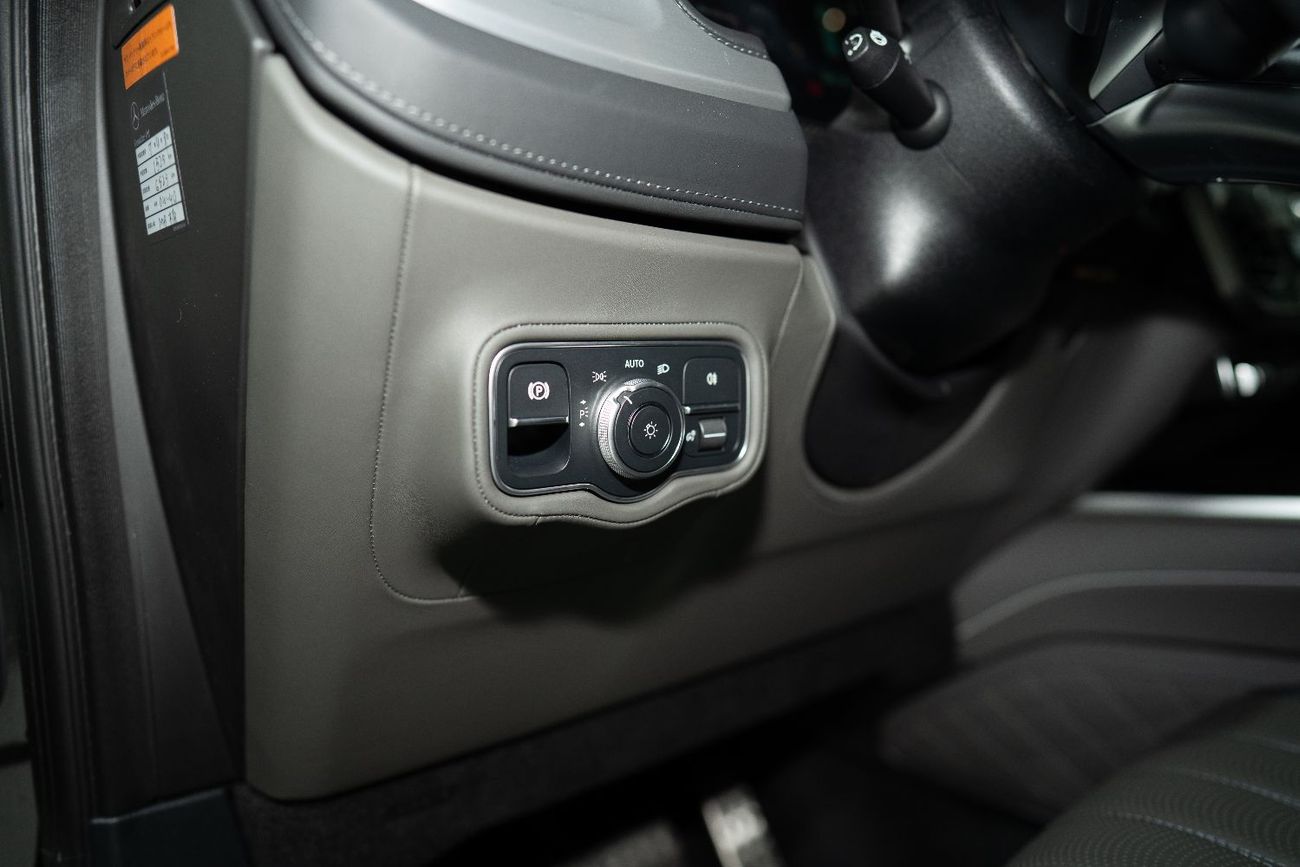 مرسيدس بنز G 63 AMG VERY LOW MILEAGE | 2025 G63 AMG | CARBON INTERIOR | G-MANUFAKTUR | BURMESTER AUDIO | WARRANTY