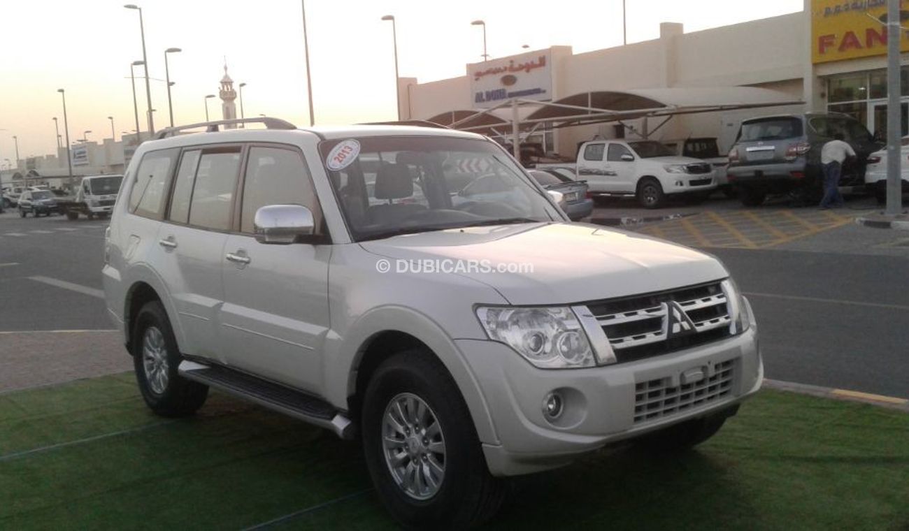 ميتسوبيشي باجيرو 2013 ابيض  خليجى بحالة ممتاذة ماشى قليل
