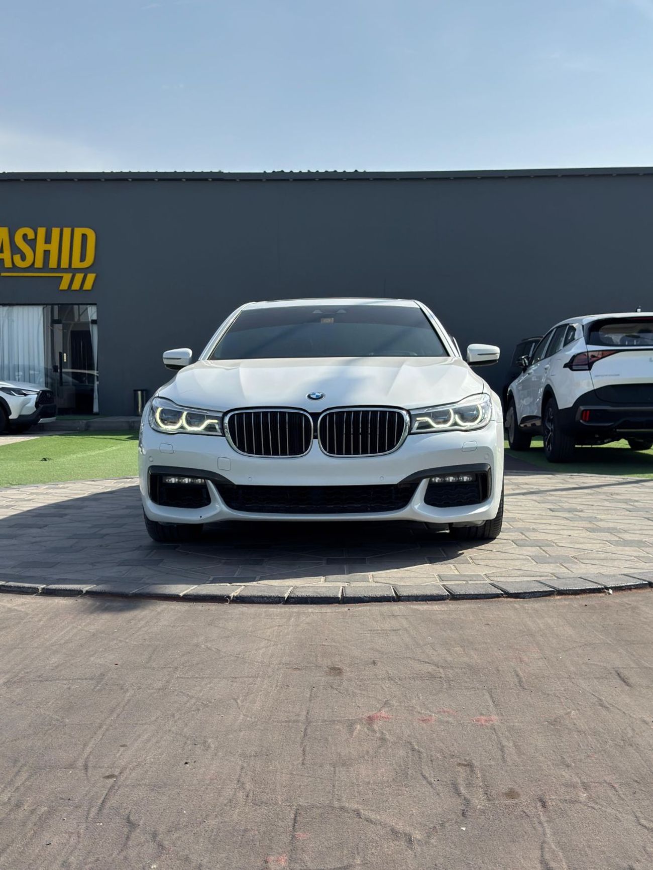 بي أم دبليو 750Li Luxury 4.4L (443 HP)