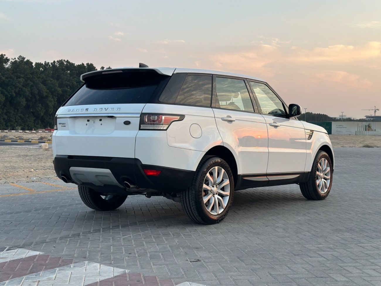 Land Rover Range Rover Sport MODEL 2017 GCC CAR PERFECT CONDITION INSIDE AND OUTSIDE FULL OPTION PANORAMIC ROOF LEATHER SEATS